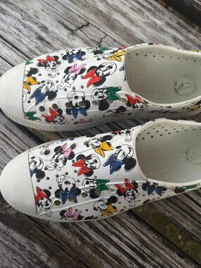 Disney Native Shoes Size 6 M / 8 W Mickey Mouse Minnie